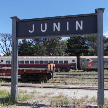 cartel de la estacion de trenes y ferrocarriles de la localidad de junin